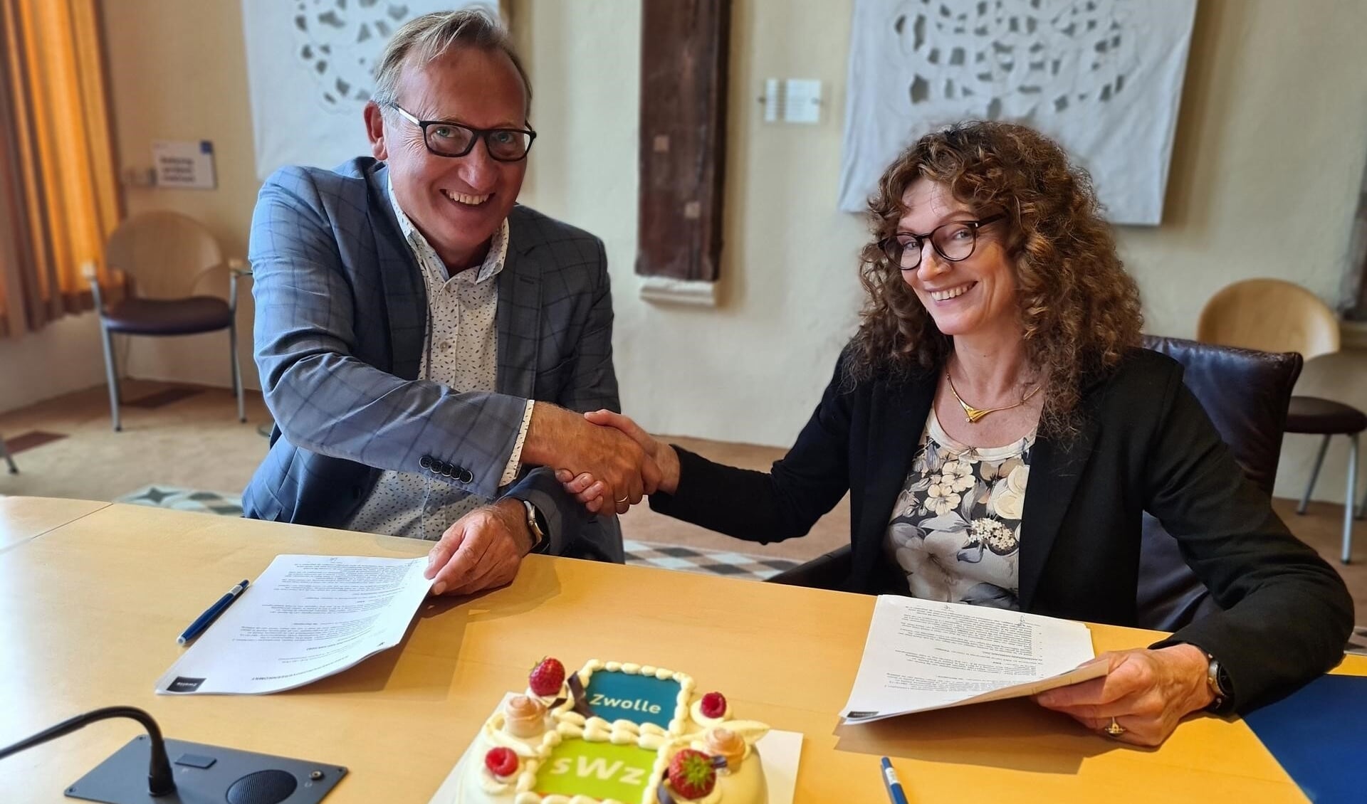 Wiepke van Erp Taalman Kip, directeur-bestuurder van Woningstichting SWZ en Jim van der Zwan, hoofd afdeling Ruimtelijke Planvorming van de gemeente Zwolle tekenden de samenwerkingsovereenkomst.  