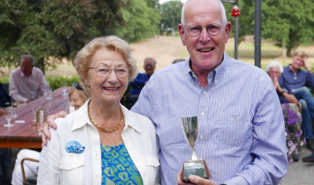 Anneke Olland en de trotse winnaar, Gerrit Broer.
