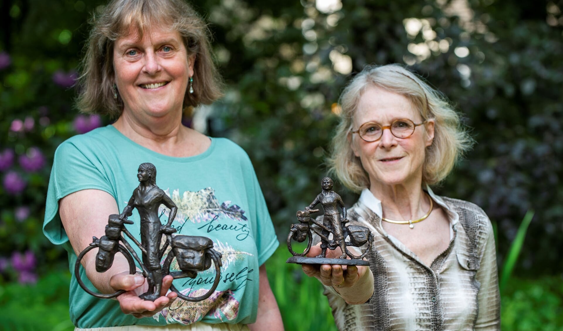 Dianne Hamer (links) en Janneke Goldberg zijn op zoek naar de tweede winnaar van een beeldje van kunstenares Greet Grottendieck 