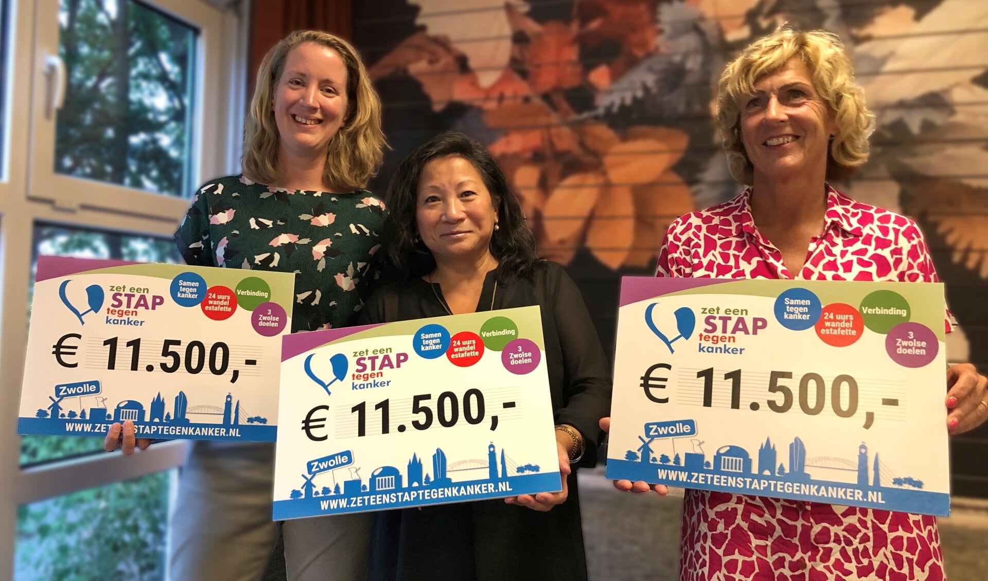 Nienke Logtenberg, Sandra Goei en Corine den Hollander nemen de cheques in ontvangst van stichting Zet een Stap tegen Kanker. 