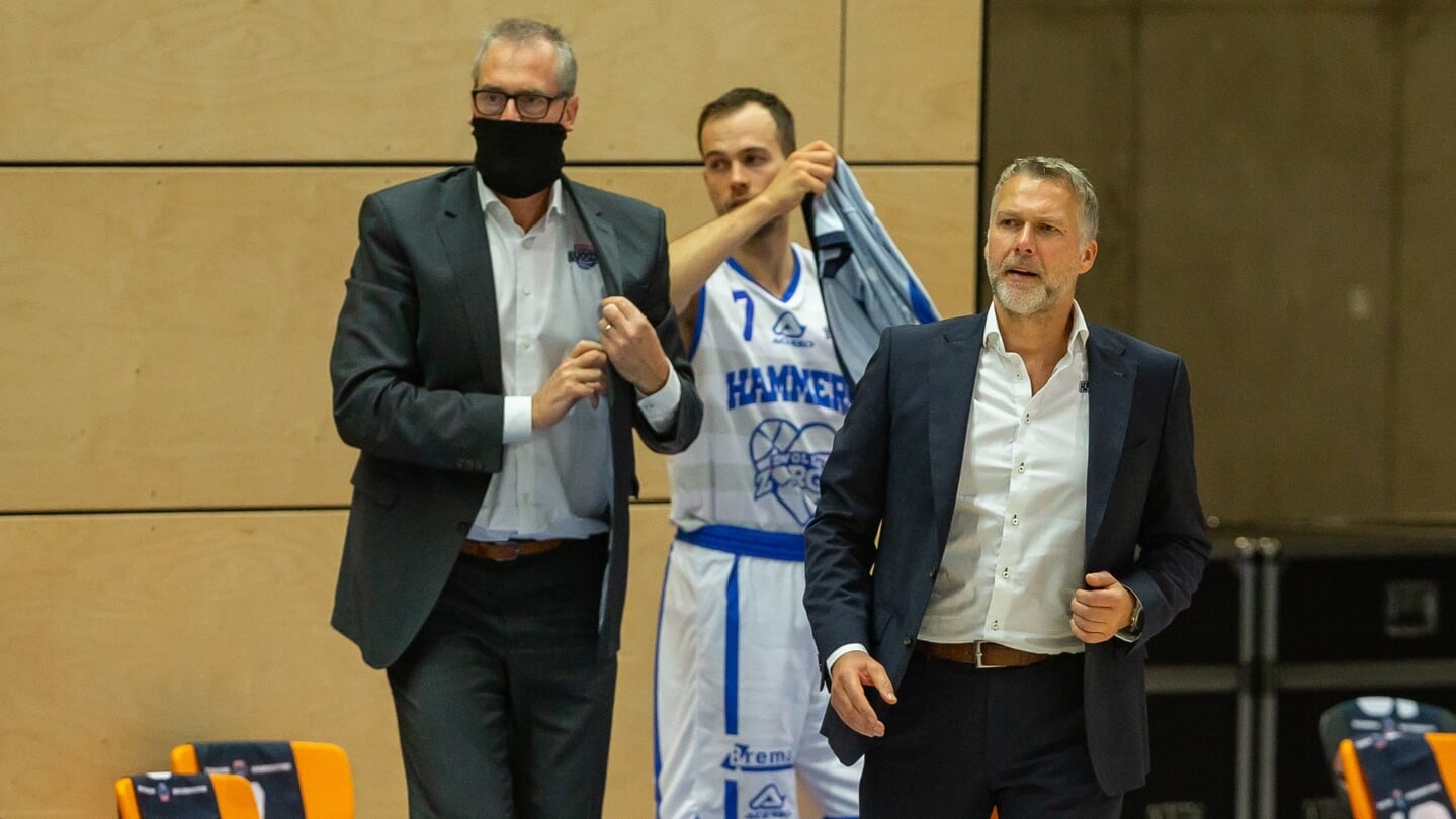 Mark van Schutterhoef (met mondkapje) is komend seizoen geen hoofdcoach meer van Landstede Basketbal. Rechts Herman van den Belt.