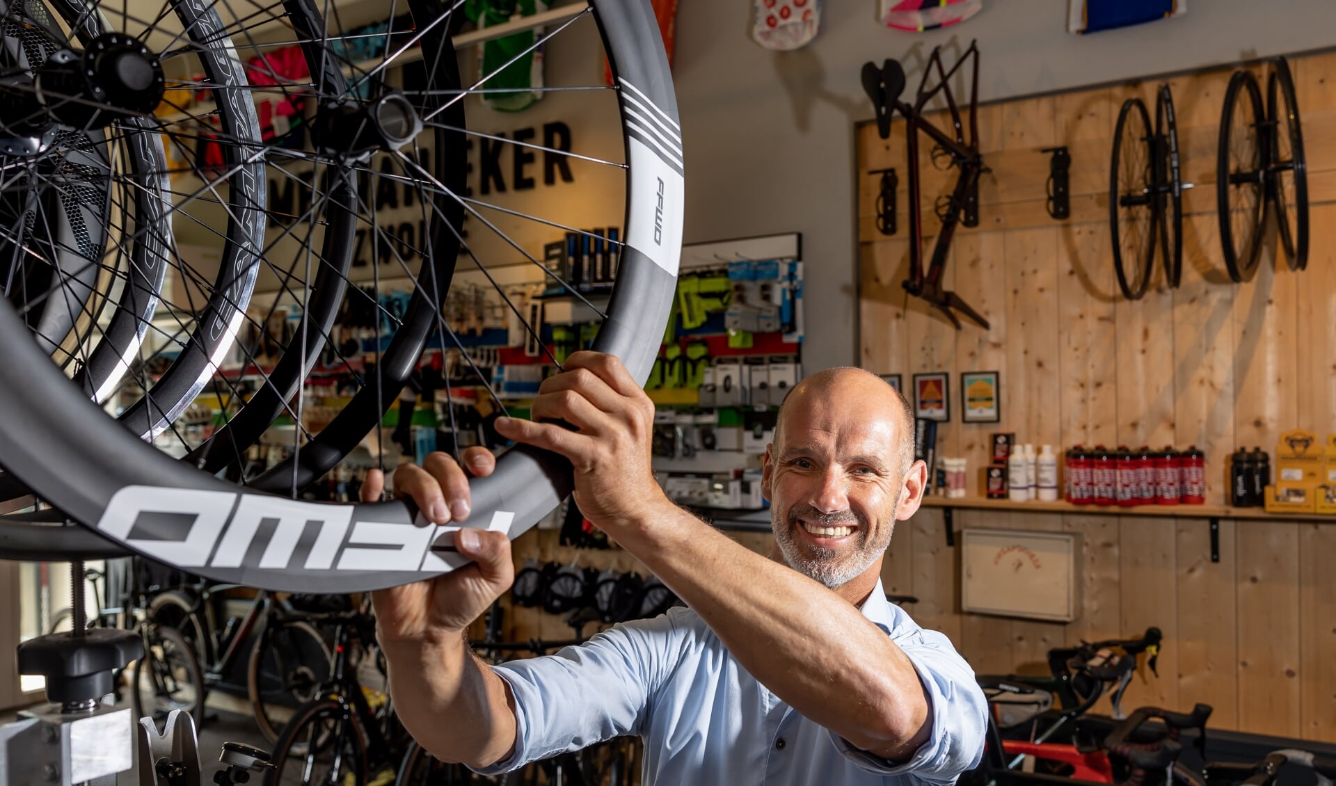 Racecoach Alex van de Vosse: "Desnoods sleutel ik vanuit de auto een fiets van een renner."