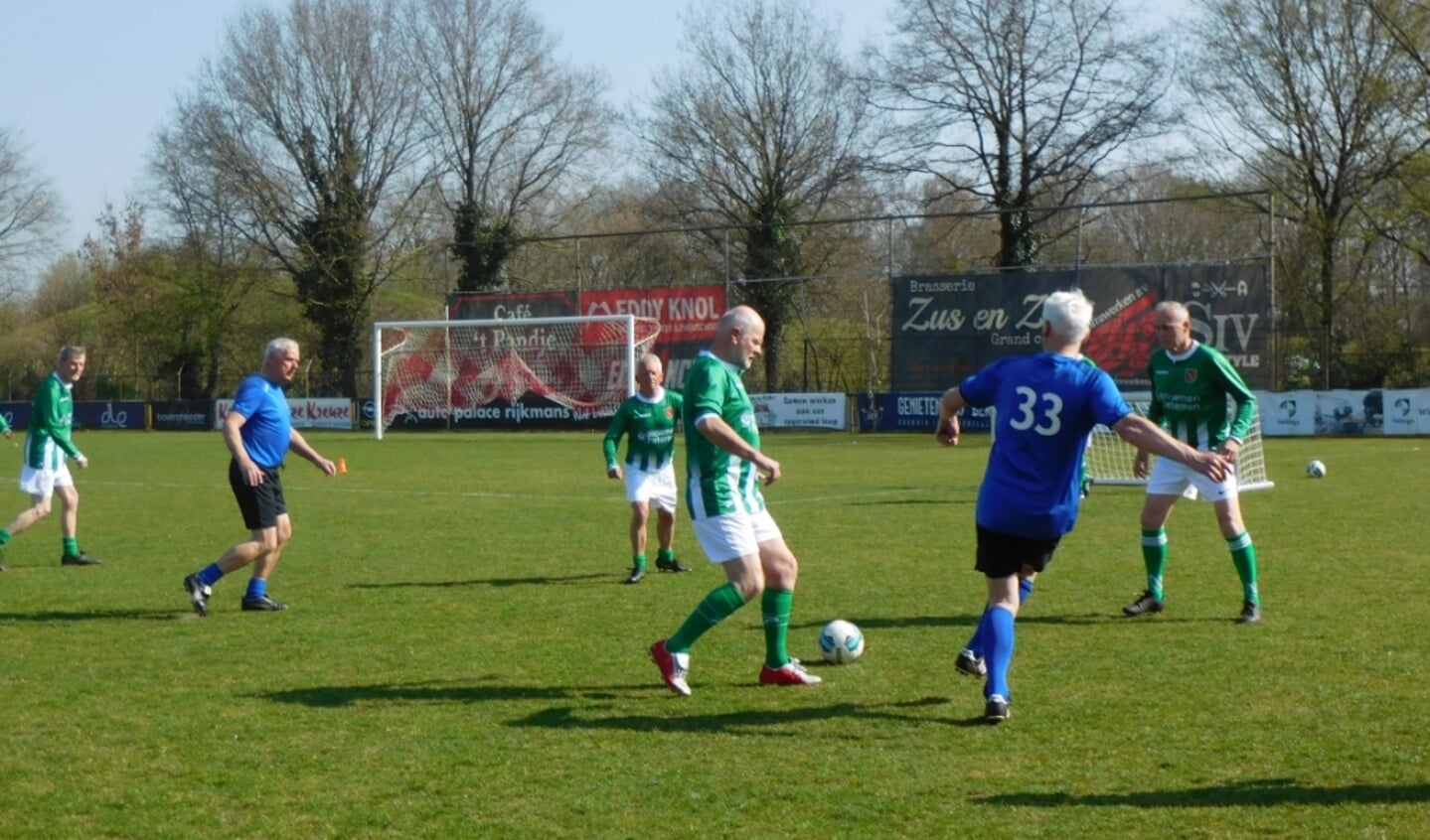 Vv Steenwijk (blauwe shirts) tegen FC Meppel