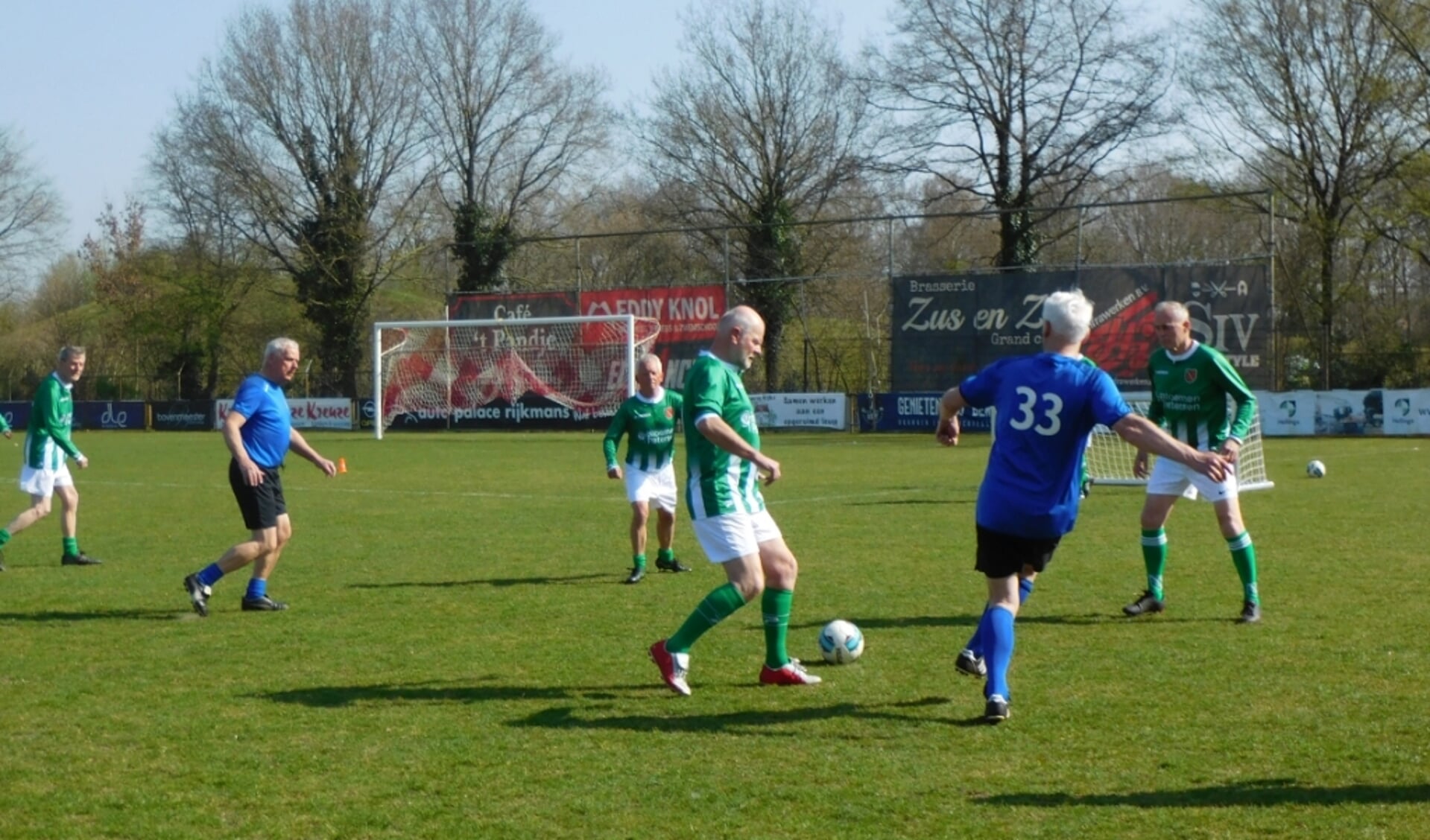 Vv Steenwijk (blauwe shirts) tegen FC Meppel