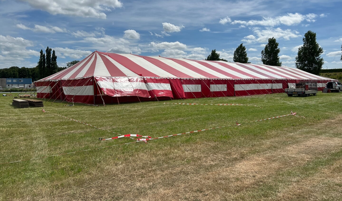 De tent waar het Polderfest werd gehouden.