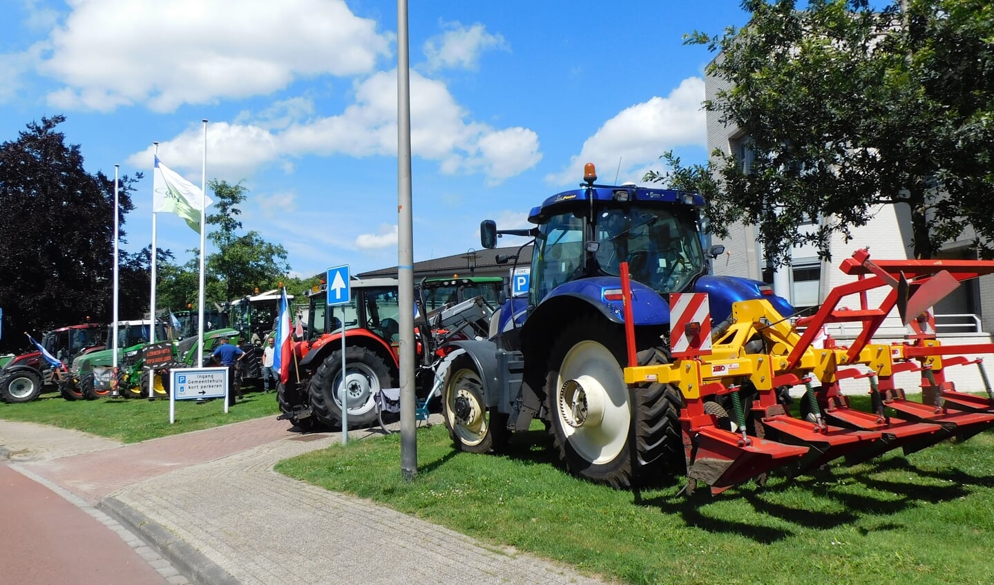 Boerenprotest bij het gemeentehuis in Steenwijk