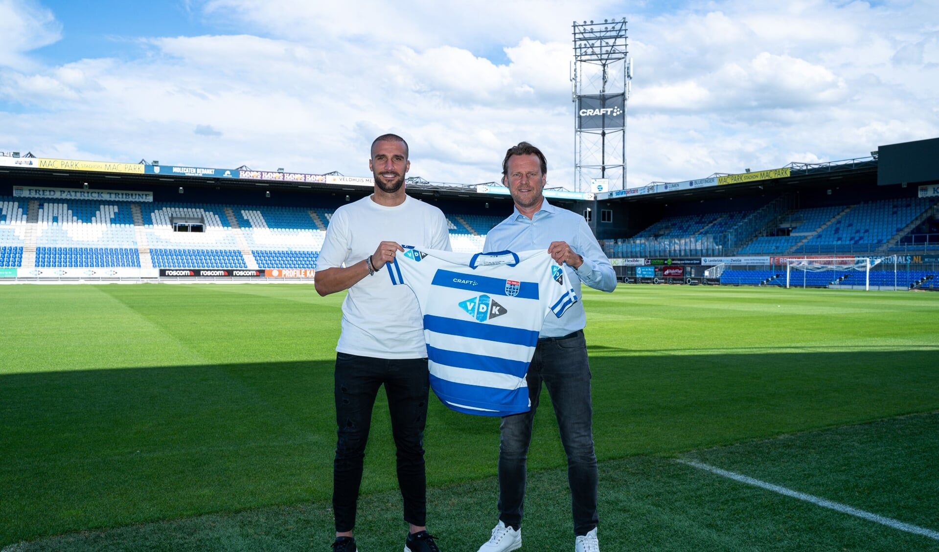 Aanwinst Tolis (links) showt samen met Marcel Boudesteyn, trots het PEC Zwolle shirt.