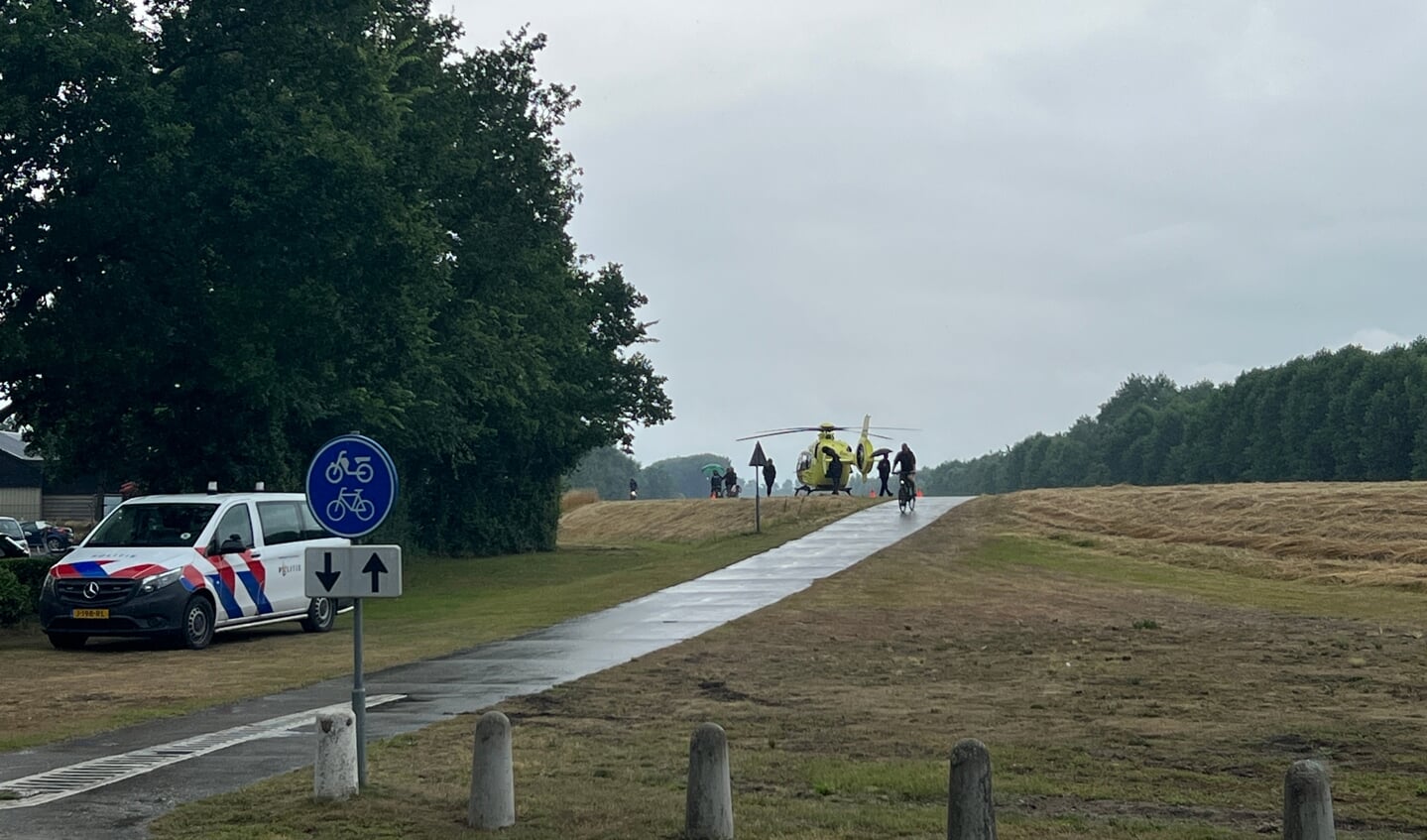 De traumahelikopter landde op de dijk nabij Aquacentrum Bremerbergse Hoek.