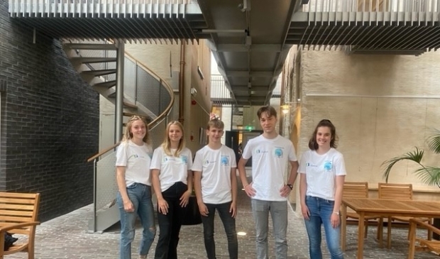 Het team bestaat uit (van links naar rechts) Lynn Wagtelenberg, Kirstin de Beer, Sven Boschman, Noud van der Zee en Lieke van Diepen