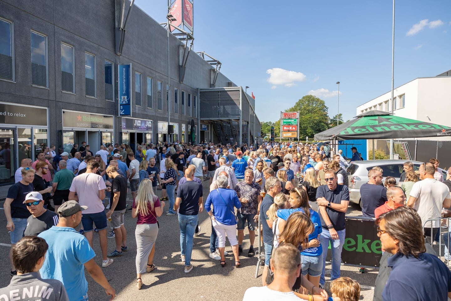 De supporters wisten zondagmiddag hun weg weer te vinden naar het PEC Zwolle stadion.