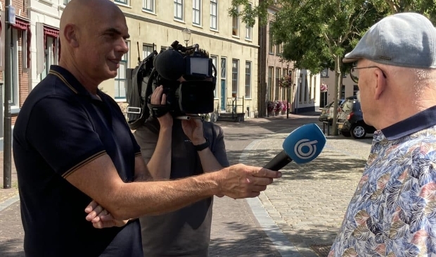 Gerard Libert voor de camera's van SBS 6.