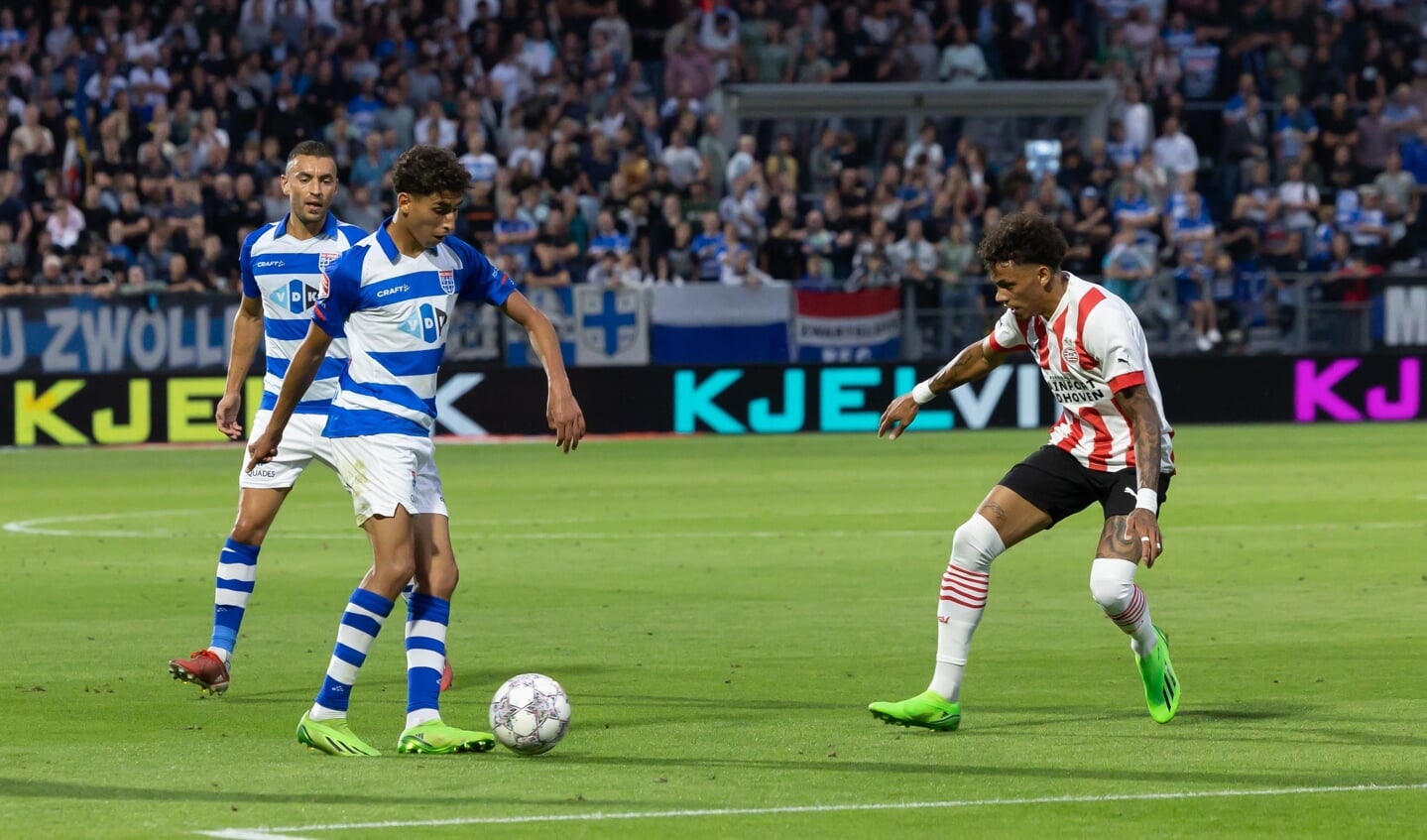 Younes Taha zoekt zijn tegenstander op in het duel tegen Jong PSV.