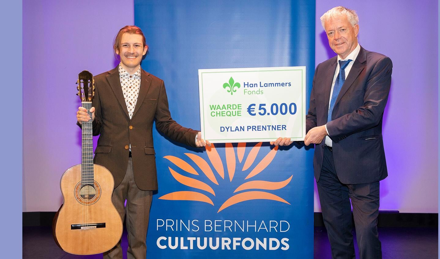 Winnaar 2021: Klassiek gitaartalent Dylan Prentner met commissaris van de Koning van Flevoland, Leen Verbeek