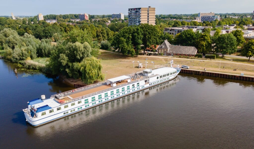 Komst Van Vluchtelingenboot In Holtenbroek Verschillend Ontvangen Door ...