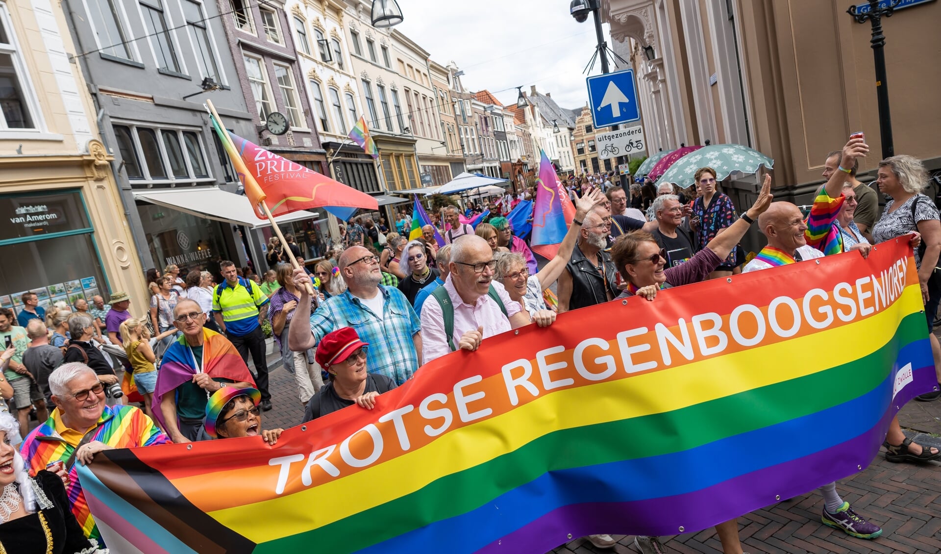 Een regenboogspandoek tijdens de Pride Walk Zwolle.