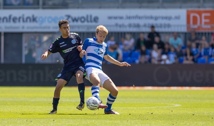 Thomas van den Belt in verbeten duel tegen De Graafschap.