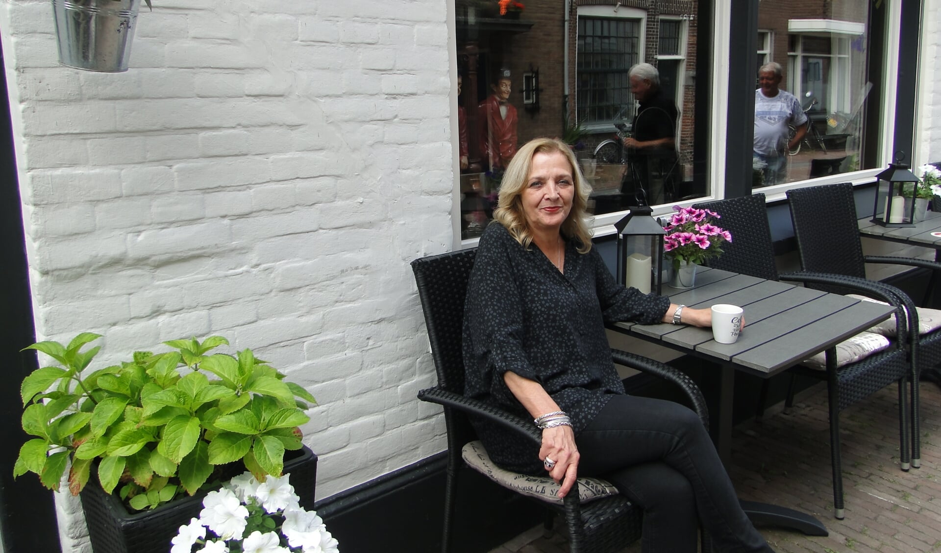 Jeanet Mulder op het terras voor De Lantaarn: “We houden het betaalbaar. Voor een biertje of koffie betaal je 2,50 euro”