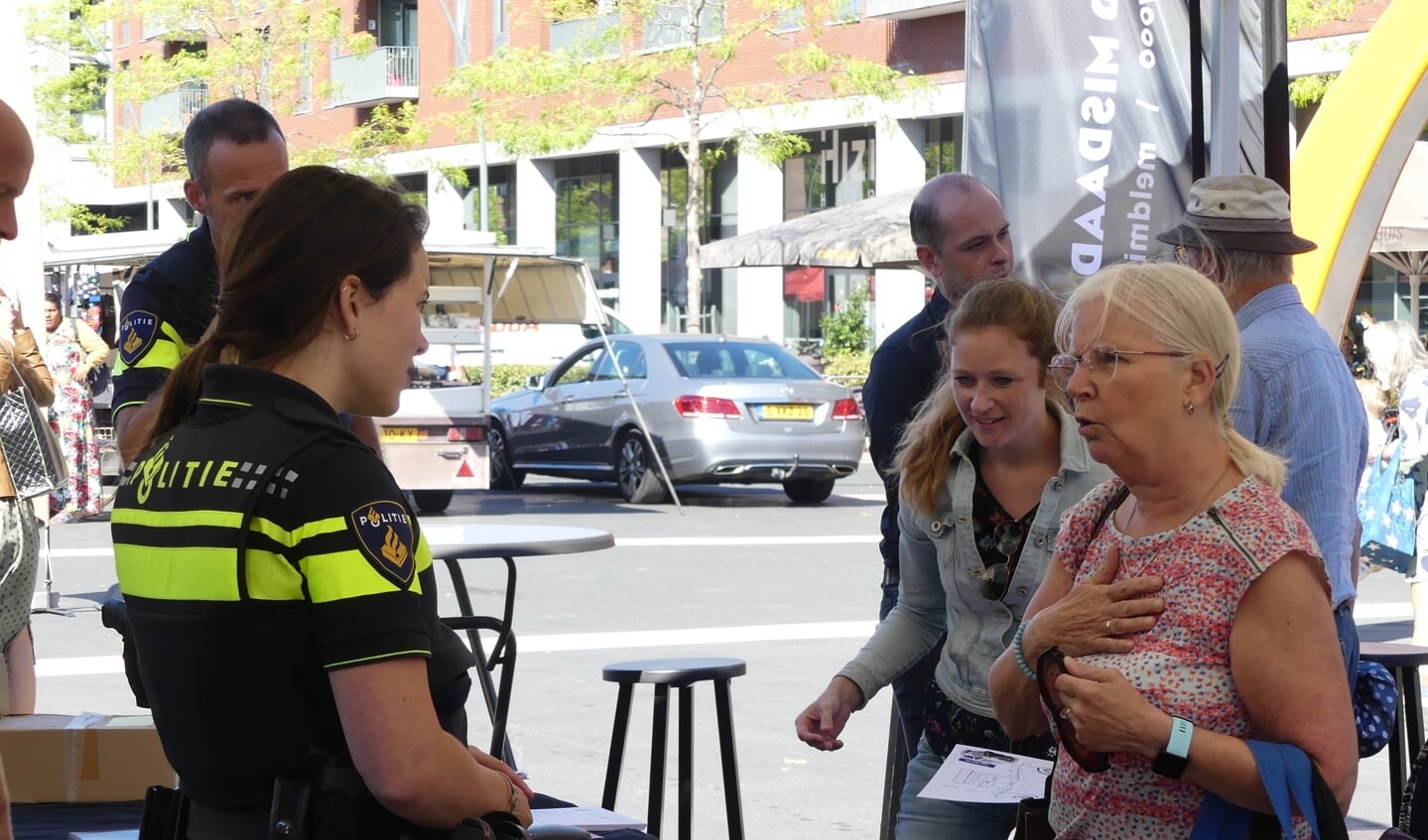 Twee dames praten met een politieagente over ondermijning.