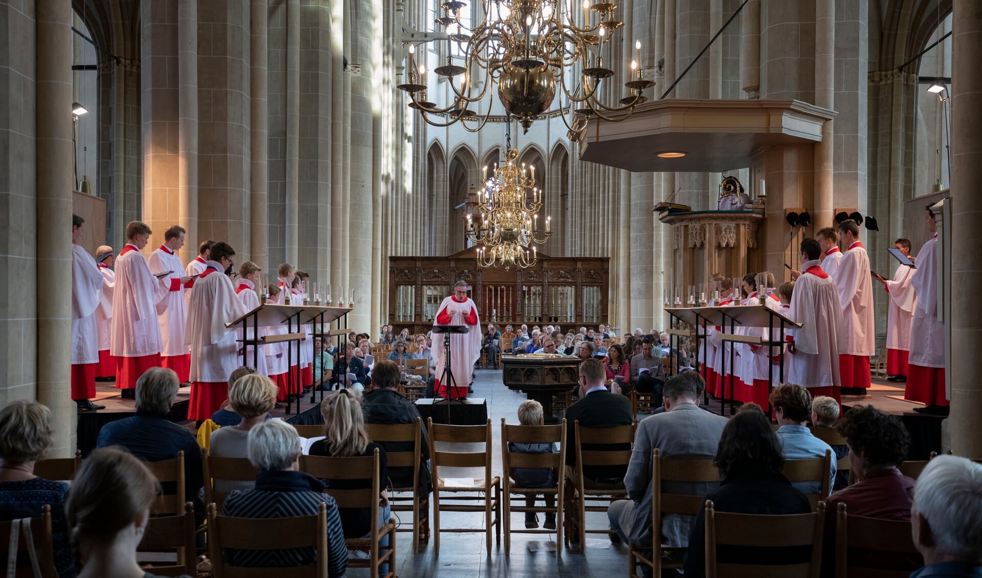 Het Kampen Boys Choir in de Bovenkerk van Kampen.
