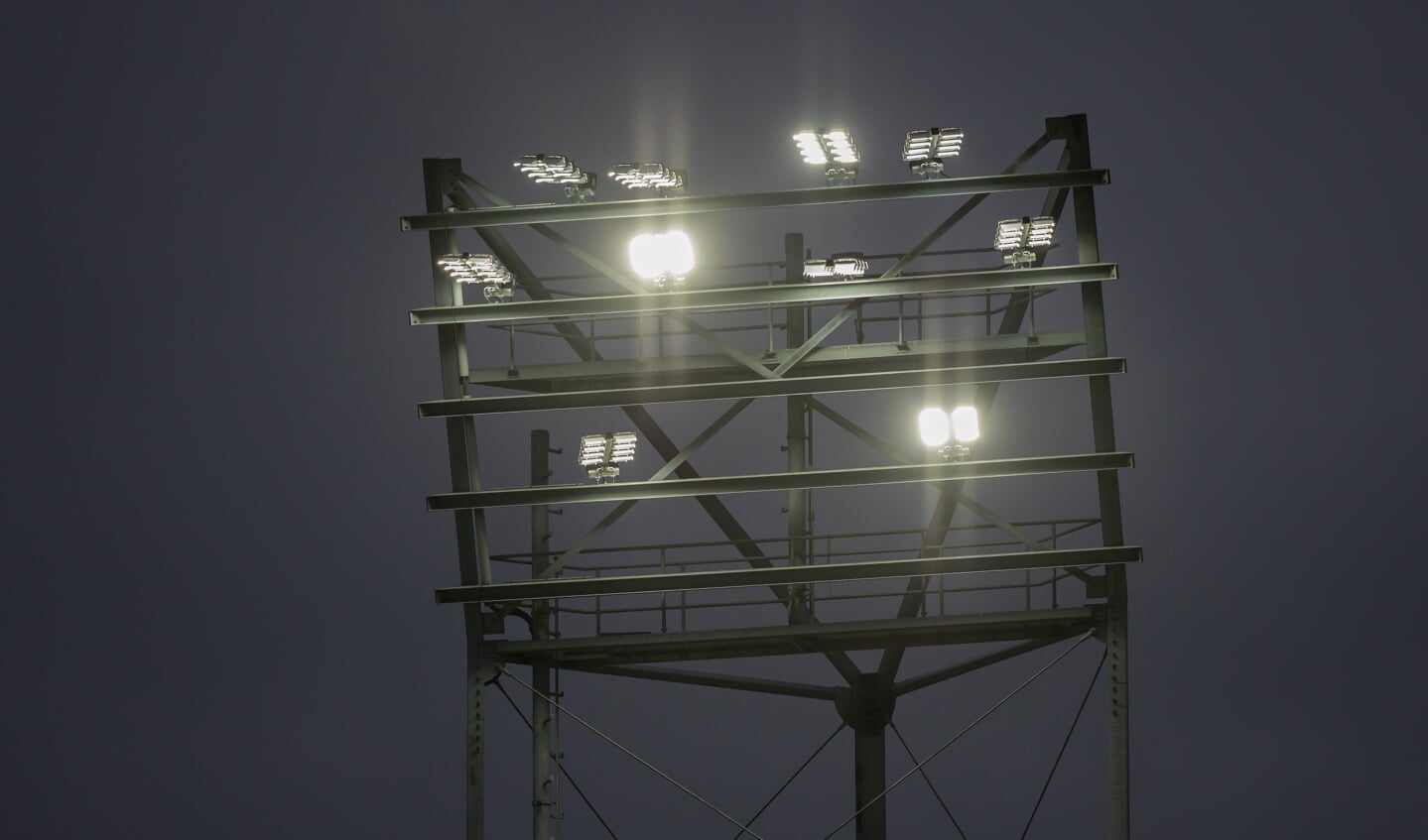 De nieuwe verlichting in de masten in het PEC-stadion.