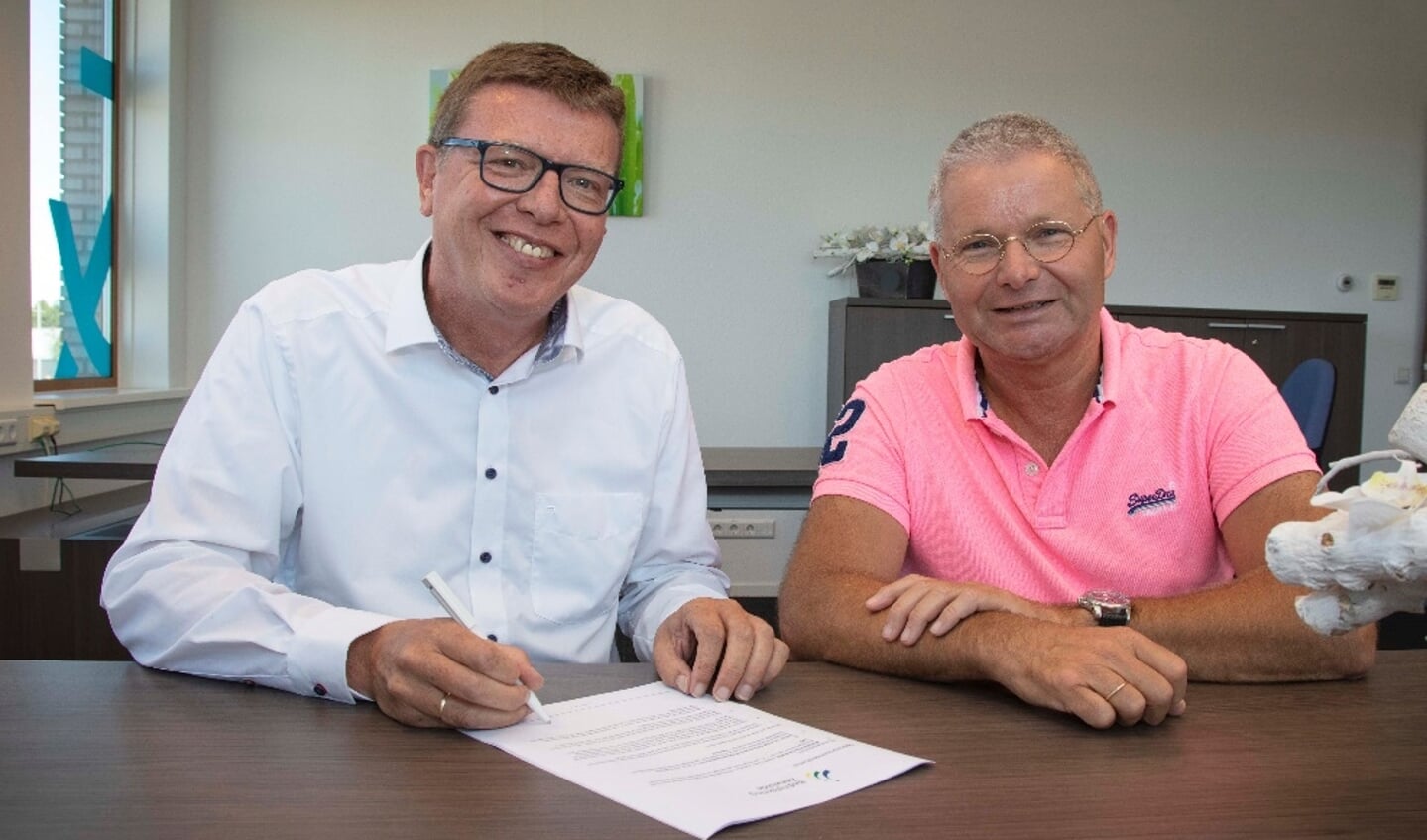 Foto: Peter-Jan de Boer (links) tekent namens Lentink De Jonge en in aanwezigheid van BKZ-bestuurslid Johan van Peperzeel het 3-jarig sponsorcontract van de BKZ Ondernemer van het Jaar verkiezing. 