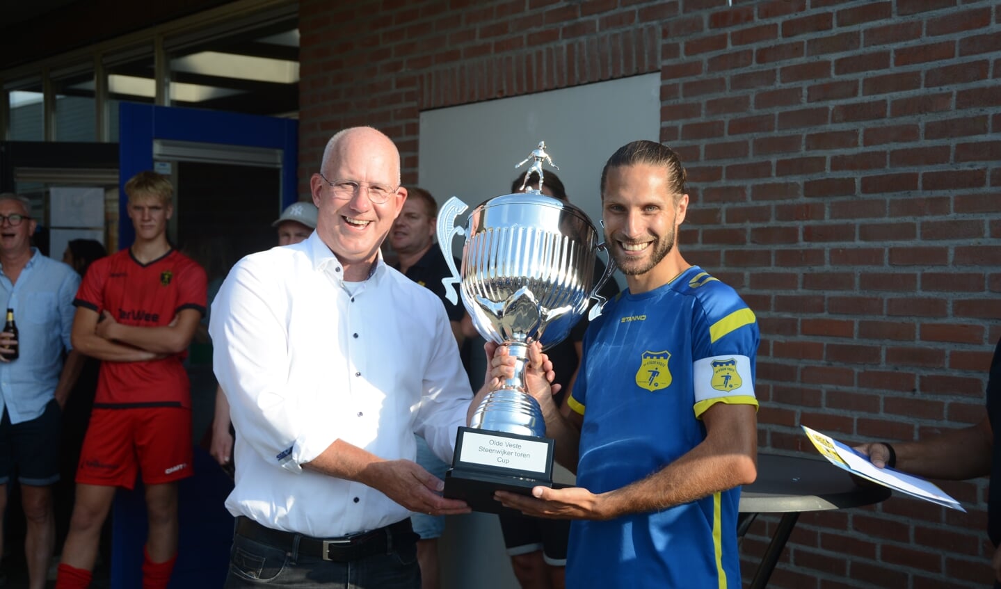 Sponsor Teun van Etten reikt de Steenwijker Toren Cup uit