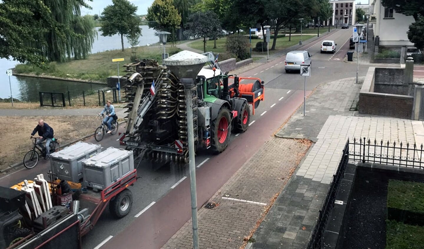 Tractoren met uitstekende delen en al komen op de De la Sablonièrekade al snel op het fietspad
