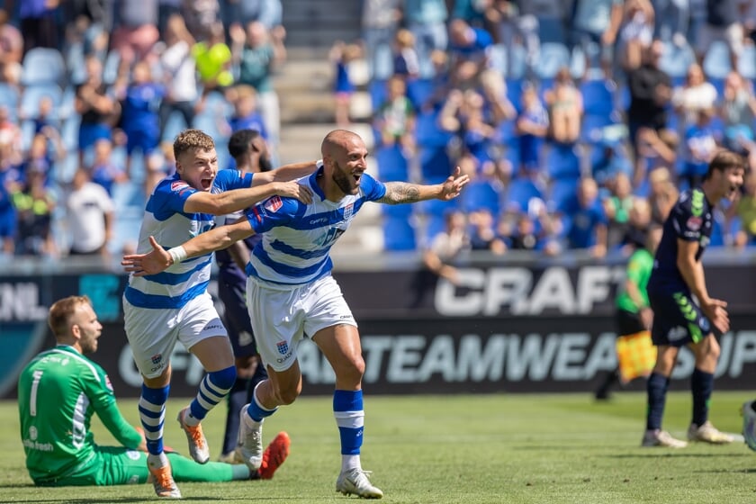 Tolis Vellios kan zijn geluk niet op, nadat hij de 2-1 heeft gemaakt.