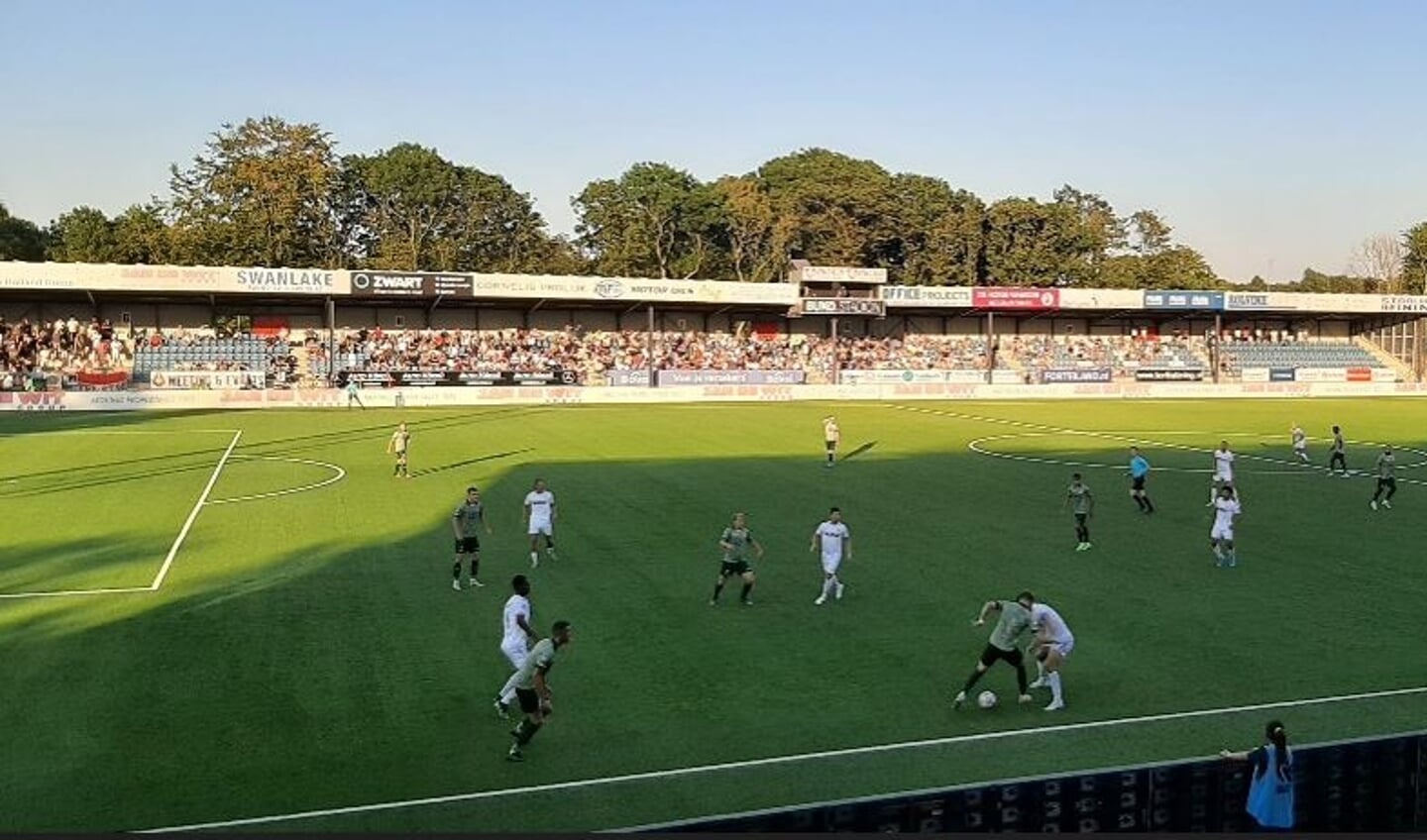 PEC Zwolle met de onleesbare rugnummers in de aanval tegen Telstar. 