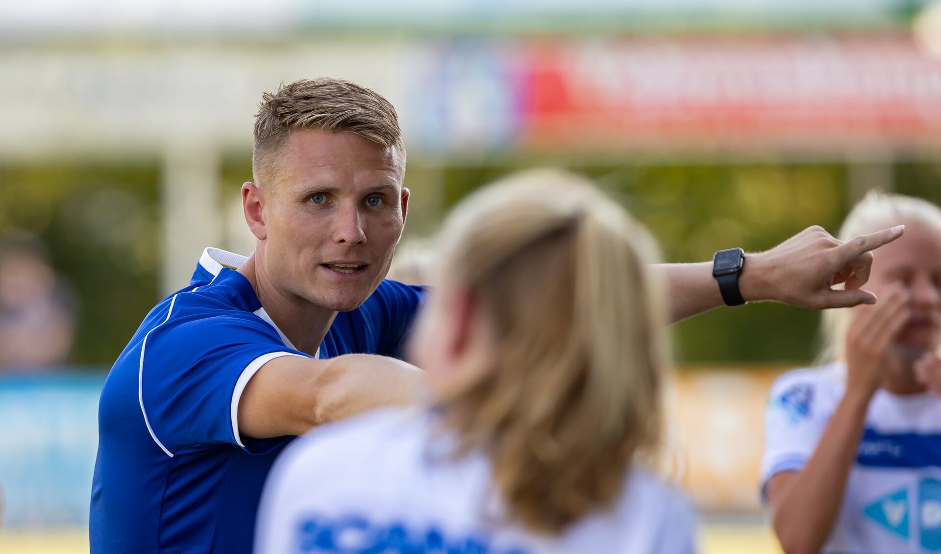PEC Zwolle Vrouwen trainer Olivier Amelink coacht druk. "We willen als team dicht bij elkaar spelen."