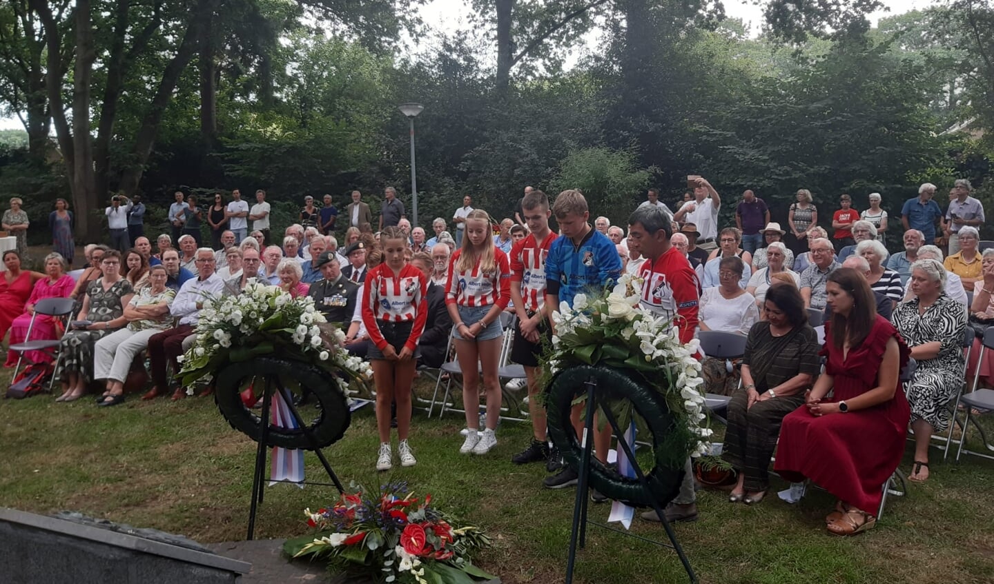 Jeugdspelers Jade, Dani, Jordi en Finette leggen bloemen