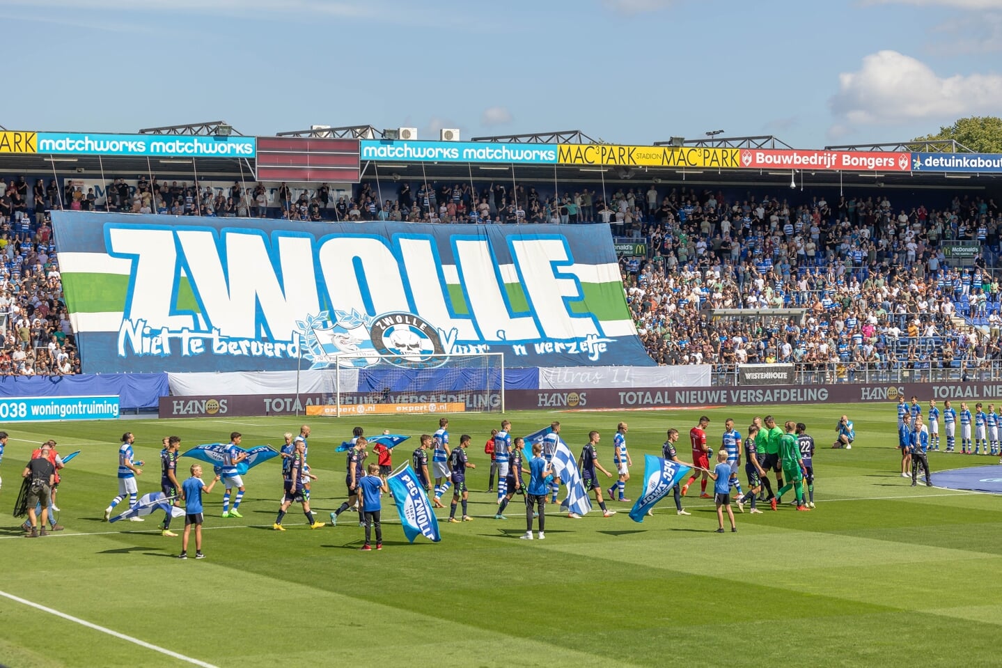 Er was zondagmiddag volop sfeer vooraf en tijdens PEC Zwolle-De Graafschap.