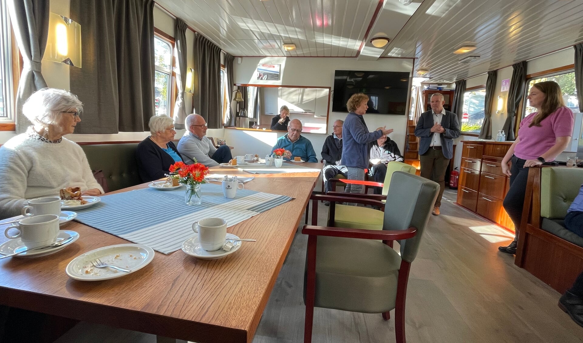 Hermien van Helsdingen spreekt Jan van der Poel en Heleen Jutten toe.