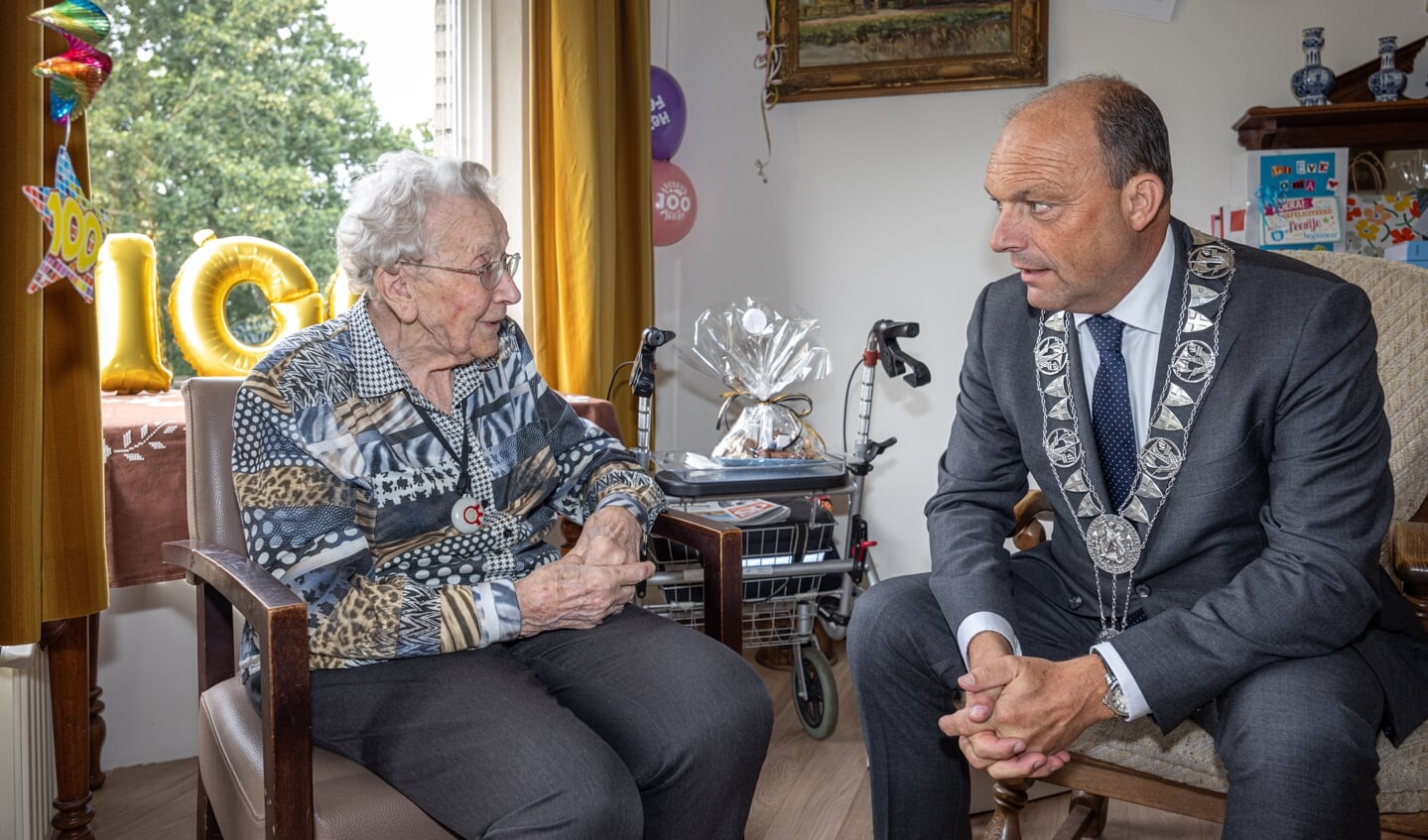 Alie Eenhuizen in gesprek met burgemeester Snijders.