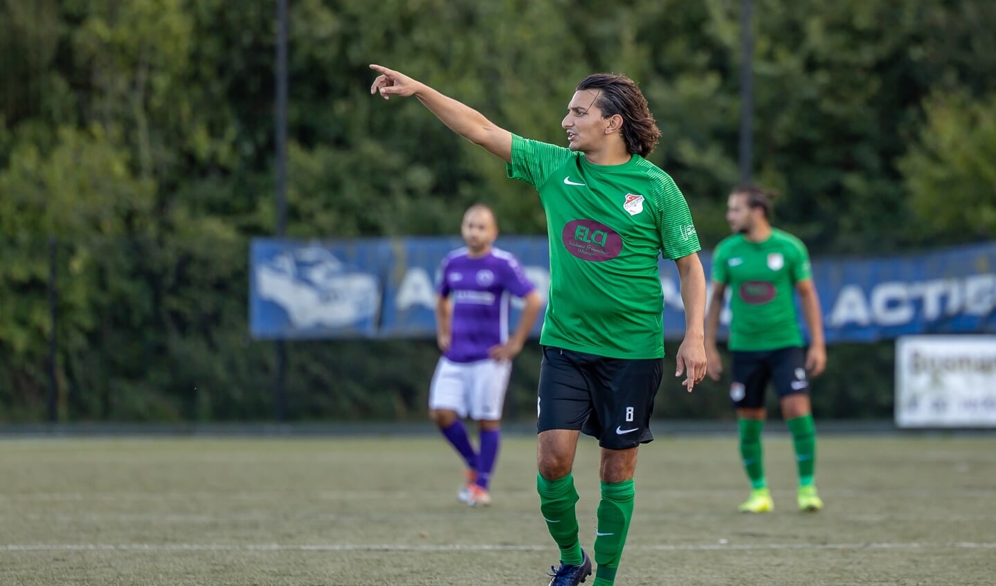 Nejim El Atiaoui wijst namens FC Ulu Spor zijn ploeg de weg tegen Dieze West.