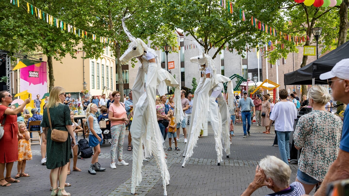 Een beeld van de straattheatervoorstelling Magic White Horses tijdens het Stadsfestival van 2022..