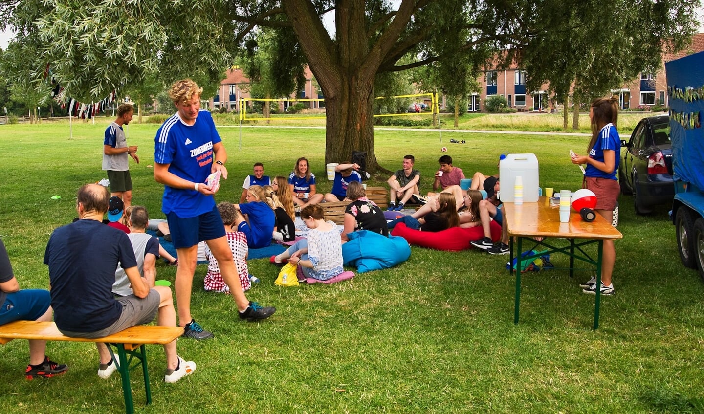 Jongeren ontmoeten elkaar op initiatief van Youth for Christ Zwolle in het Stinspark. Foto: Arjan van der Scheer.