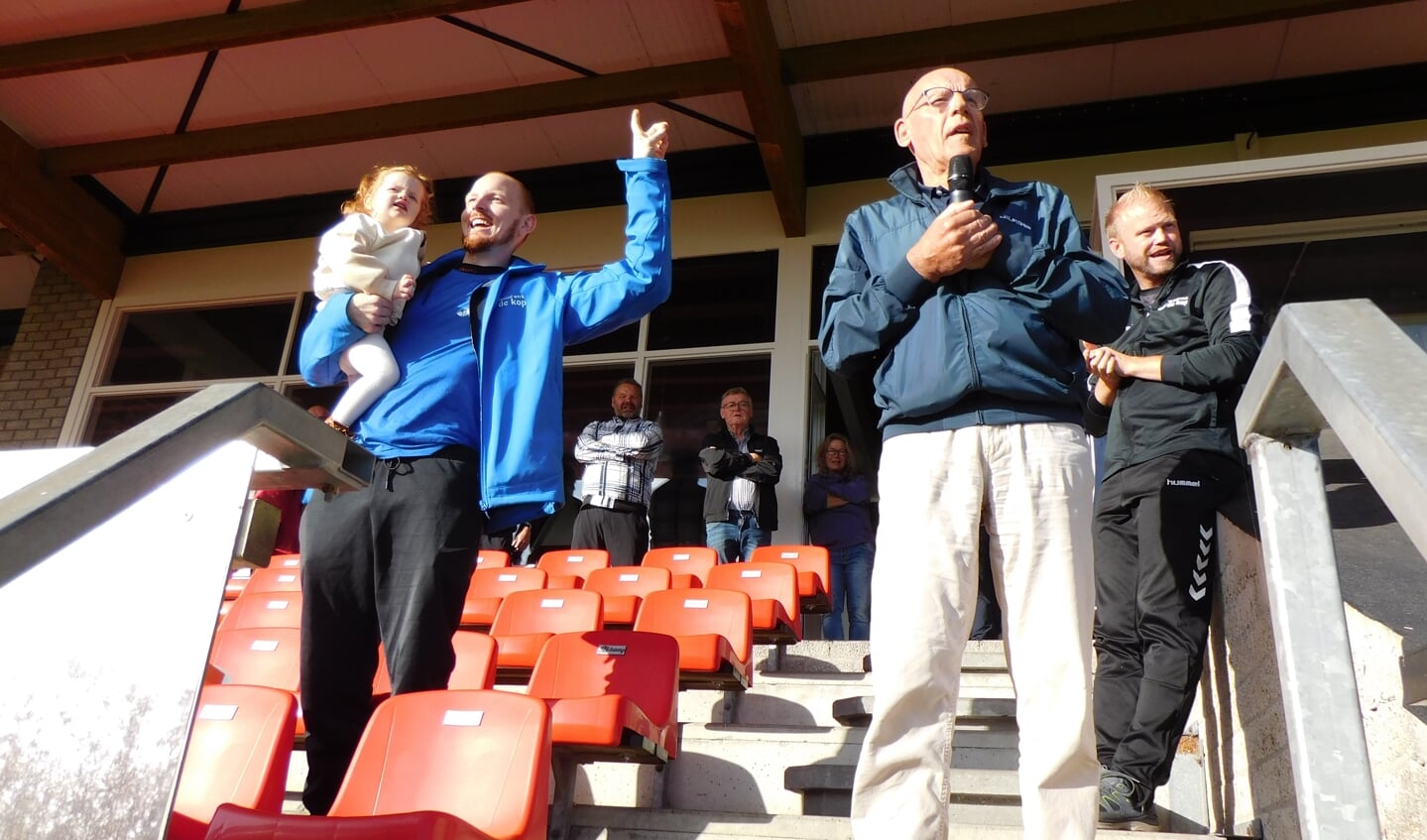 Jan Brassien spreekt de leerlingen toe. Links Quinty op de arm van vader Gerdo van Dalen