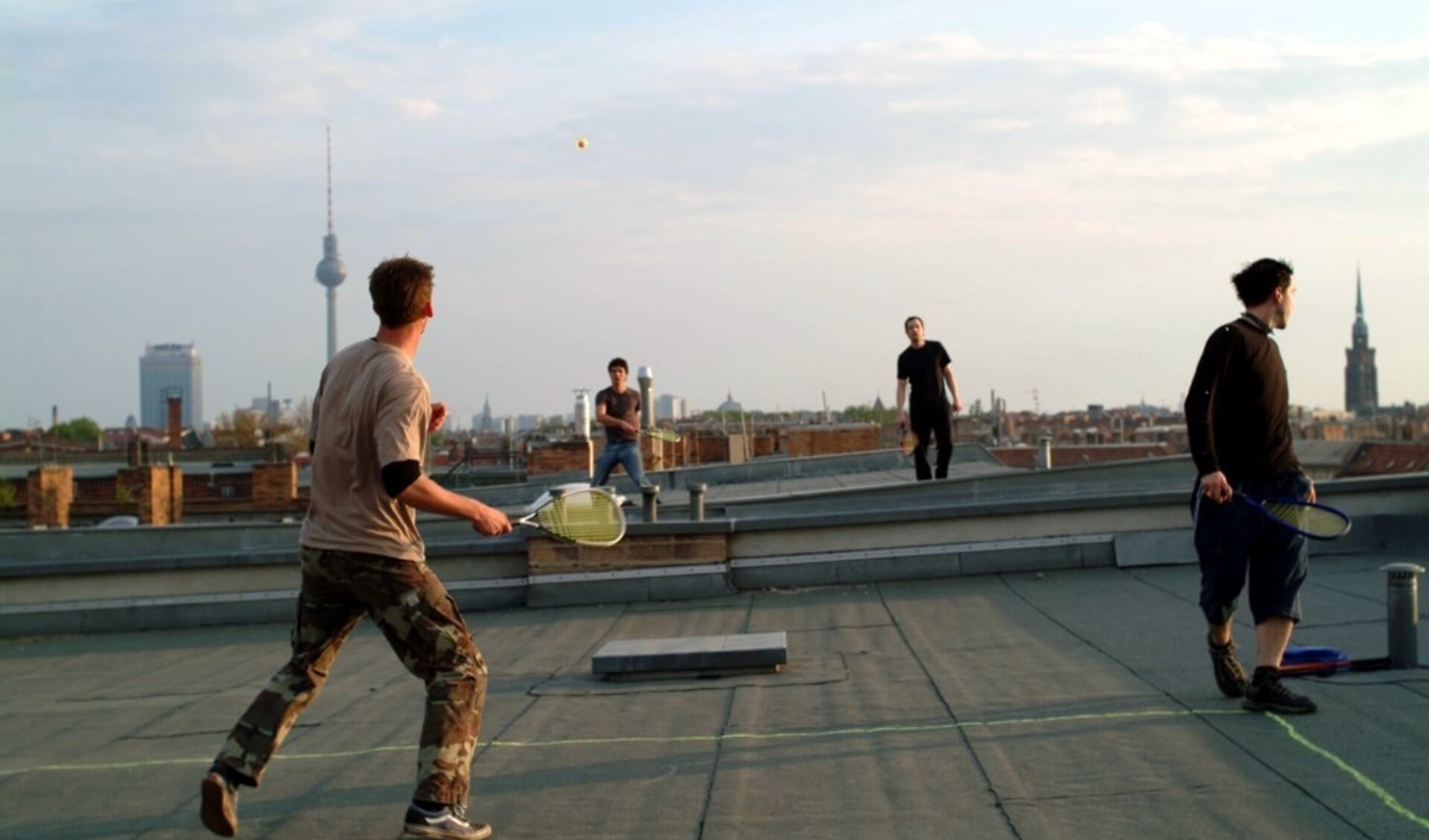 Jongens spelen crossminton op een dak