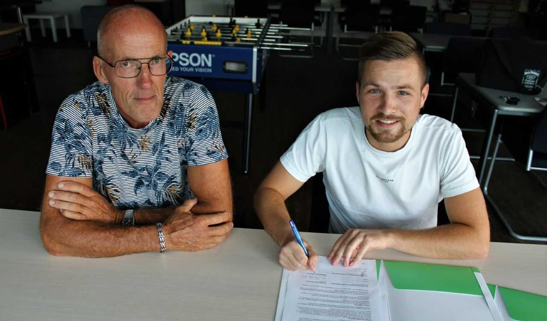 Volken tekent contract in bijzijn van voorzitter Martien Wursten.