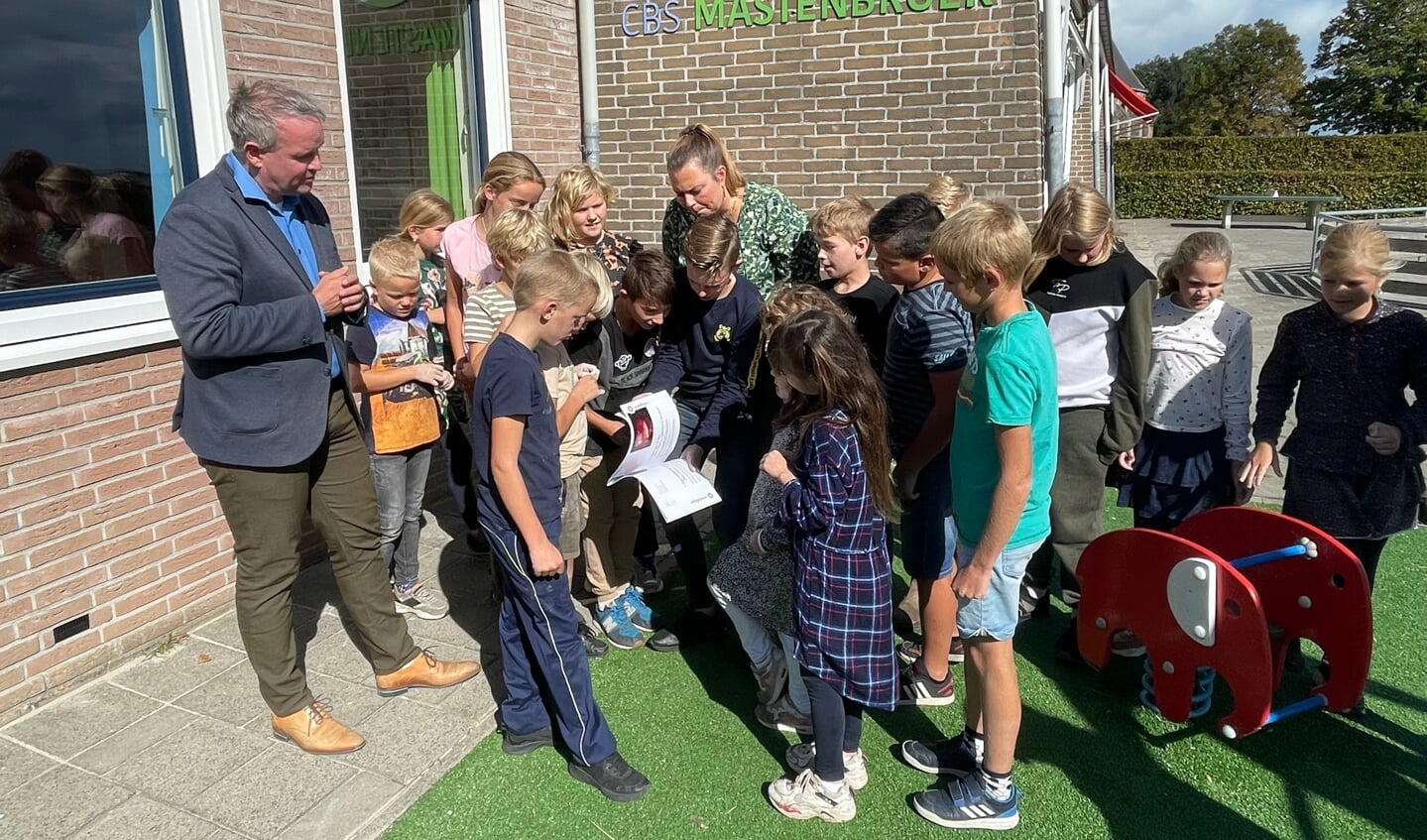 Leerlingen nemen het cultuureducatieprogramma aandachtig door onder toeziend oog van wethouder Jan van der Poel.