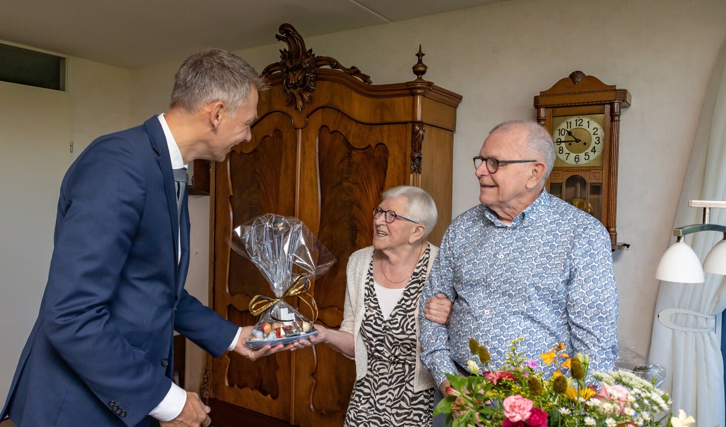 Wethouder Michiel van Willigen is bij het echtpaar op bezoek geweest om ze persoonlijk te feliciteren