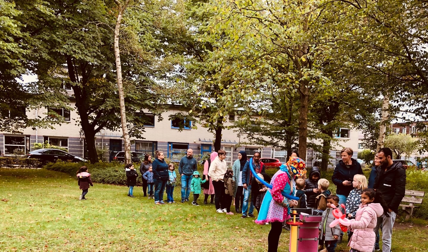 Jong en oud vermaken zich bij het Holtenbroekfestival. 