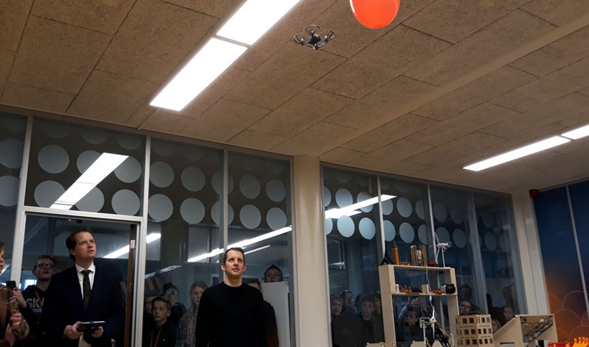 Wethouder Van den Belt stuurt de drône richting ballon