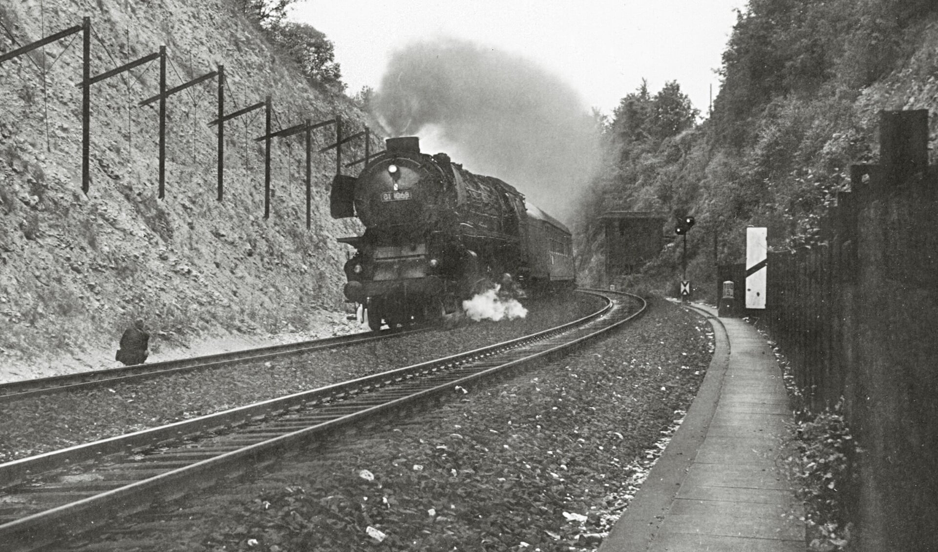 Ton Pruissen ging ver in zijn jacht op fraaie beelden van treinen. In augustus 1964 filmt hij de aanstormende 01 1068 kort voordat deze de tunnel bij Lengerich induikt.