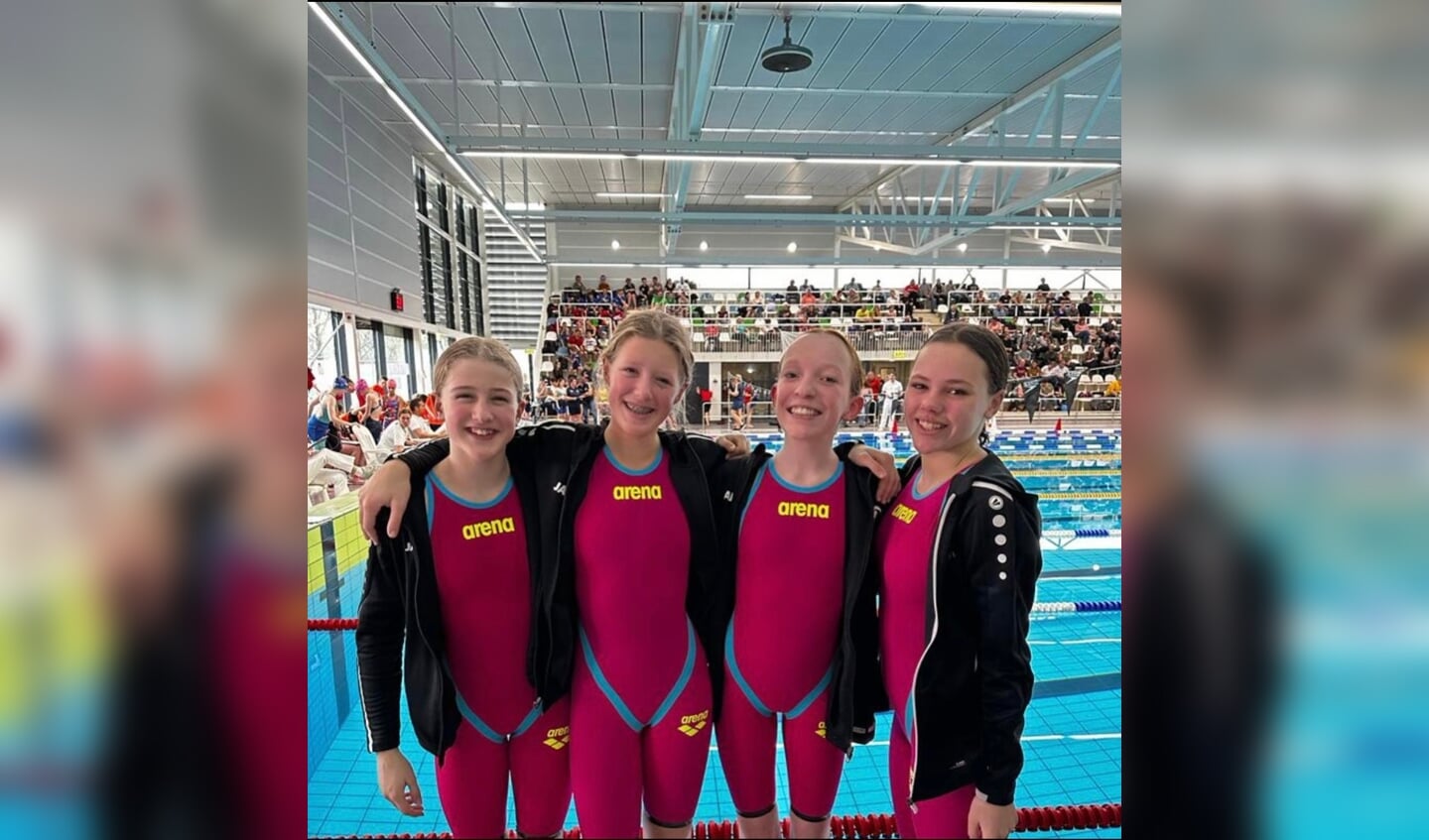 Paula Spans (helemaal links) won alle zwemafstanden tijdens het Overijssels Kampioenschap sprint. Verder op de foto Valérie Sakkers, Anique Polinder en Marlouke Frijstein.