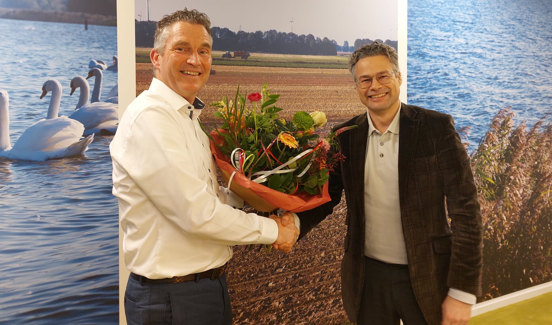 Jan-Gerard Hofland (voorzitter RvC) feliciteert Gerrit Bos met zijn aanstelling. 