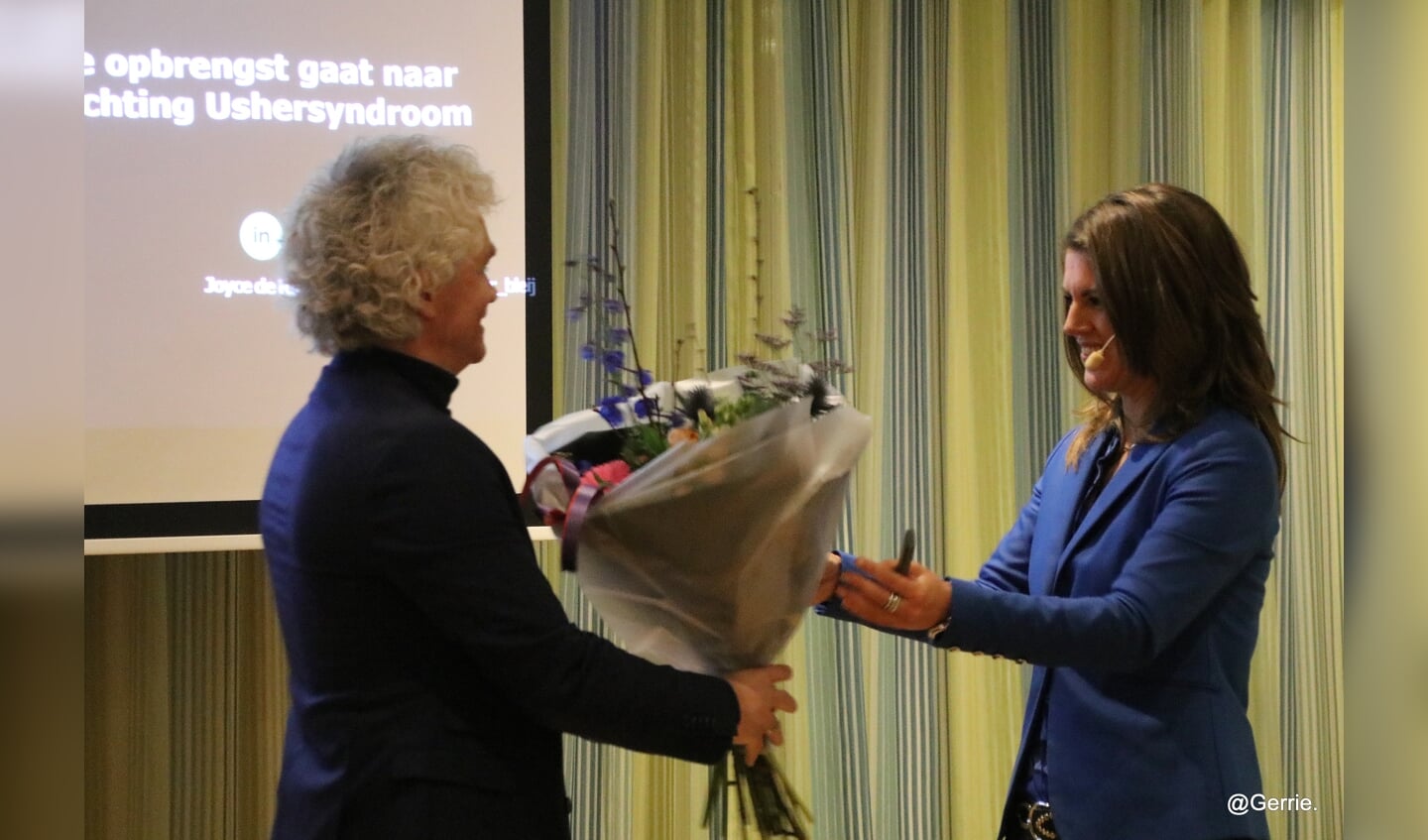 Joyce de Ruiter ontvangt bloemen van de voorzitter Alle Ytsma van Het Heideveld