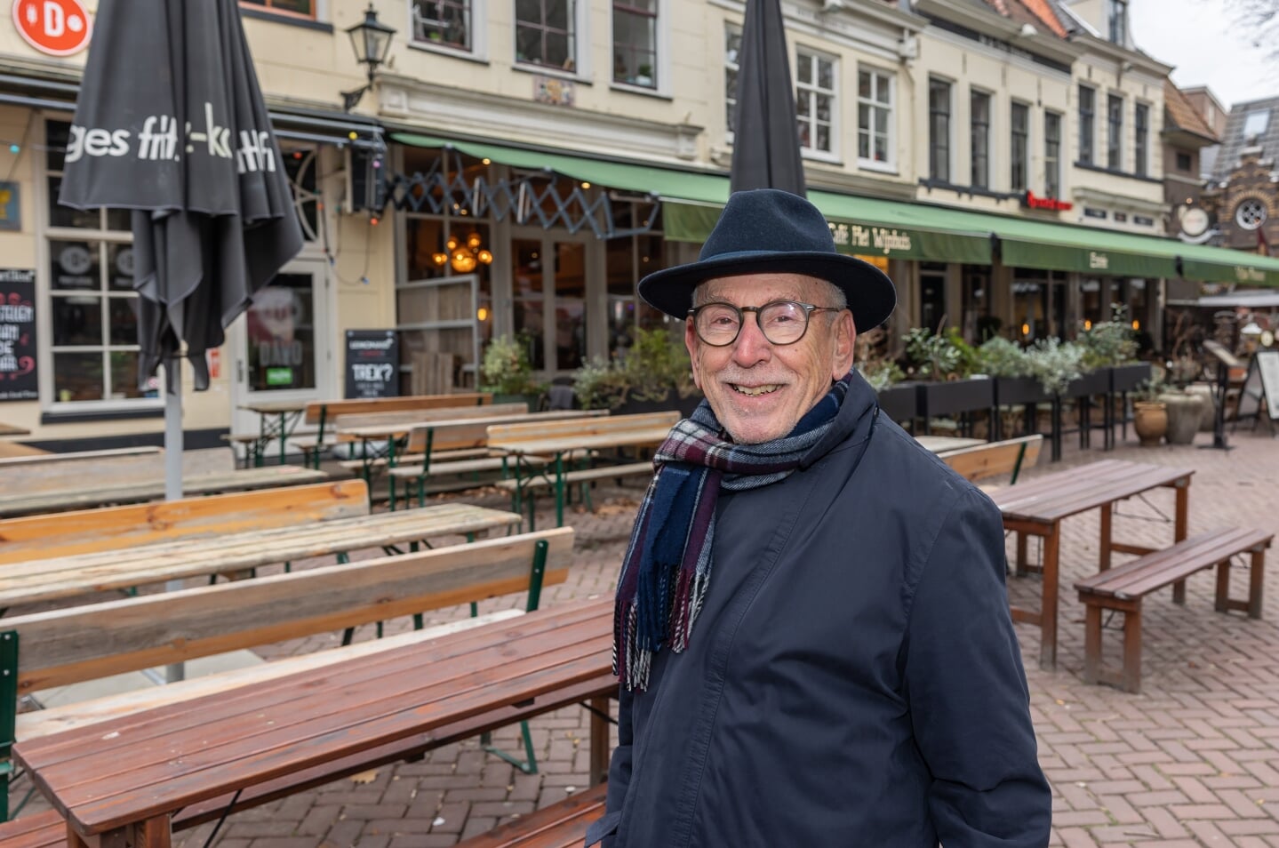 Ruim 35 jaar lang runde Theo Runhaar Grand Café het Wijnhuis, nog steeds een begrip in de stad. Begin jaren tachtig zette hij daarmee een nieuw concept neer en was hij zijn tijd vooruit.