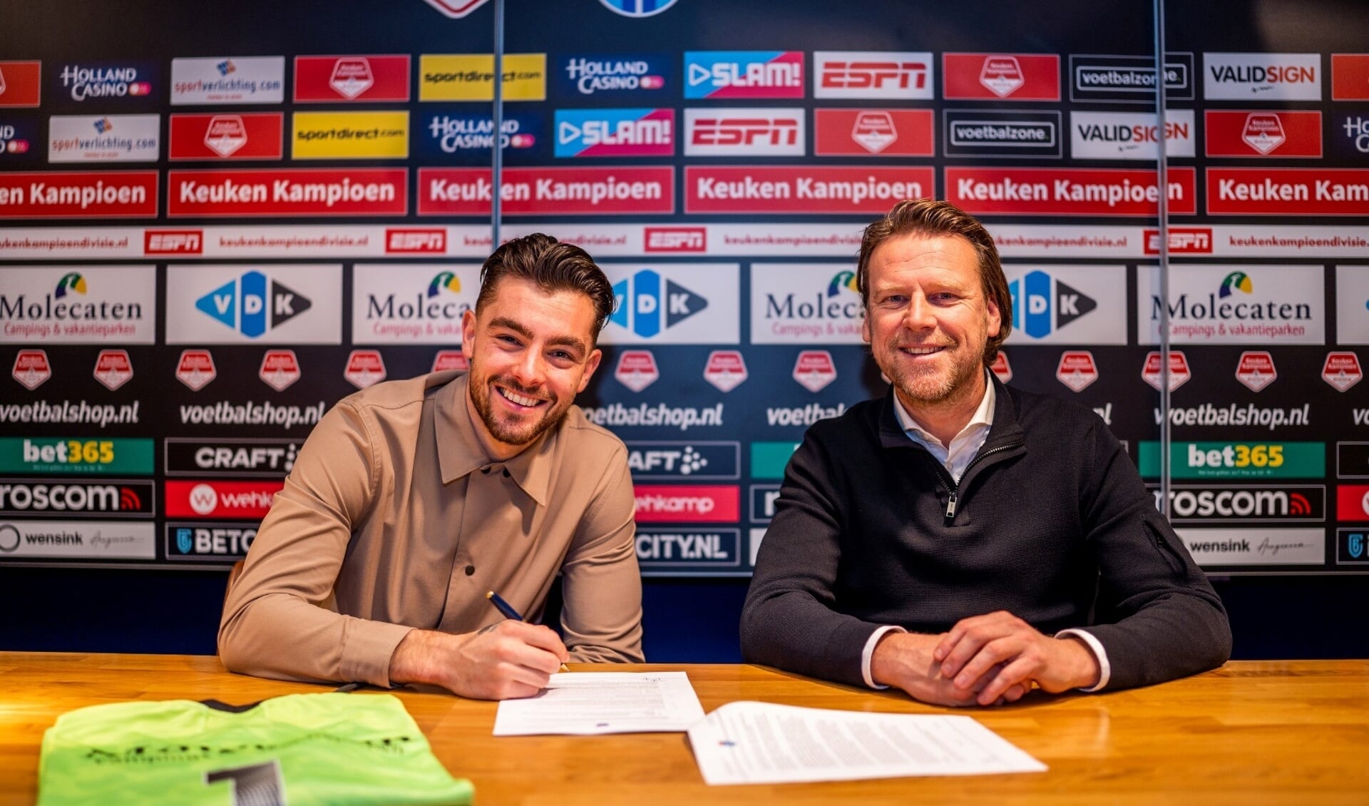 Technisch directeur Marcel Boudesteyn (rechts) is blij met de nieuwe krabbel van keeper Schendelaar.